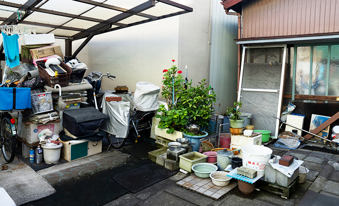 庭の片付けがされていない敷地内が散らかっている家